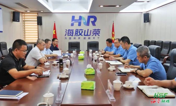 艾轶伦在海南橡胶山荣分公司座谈。